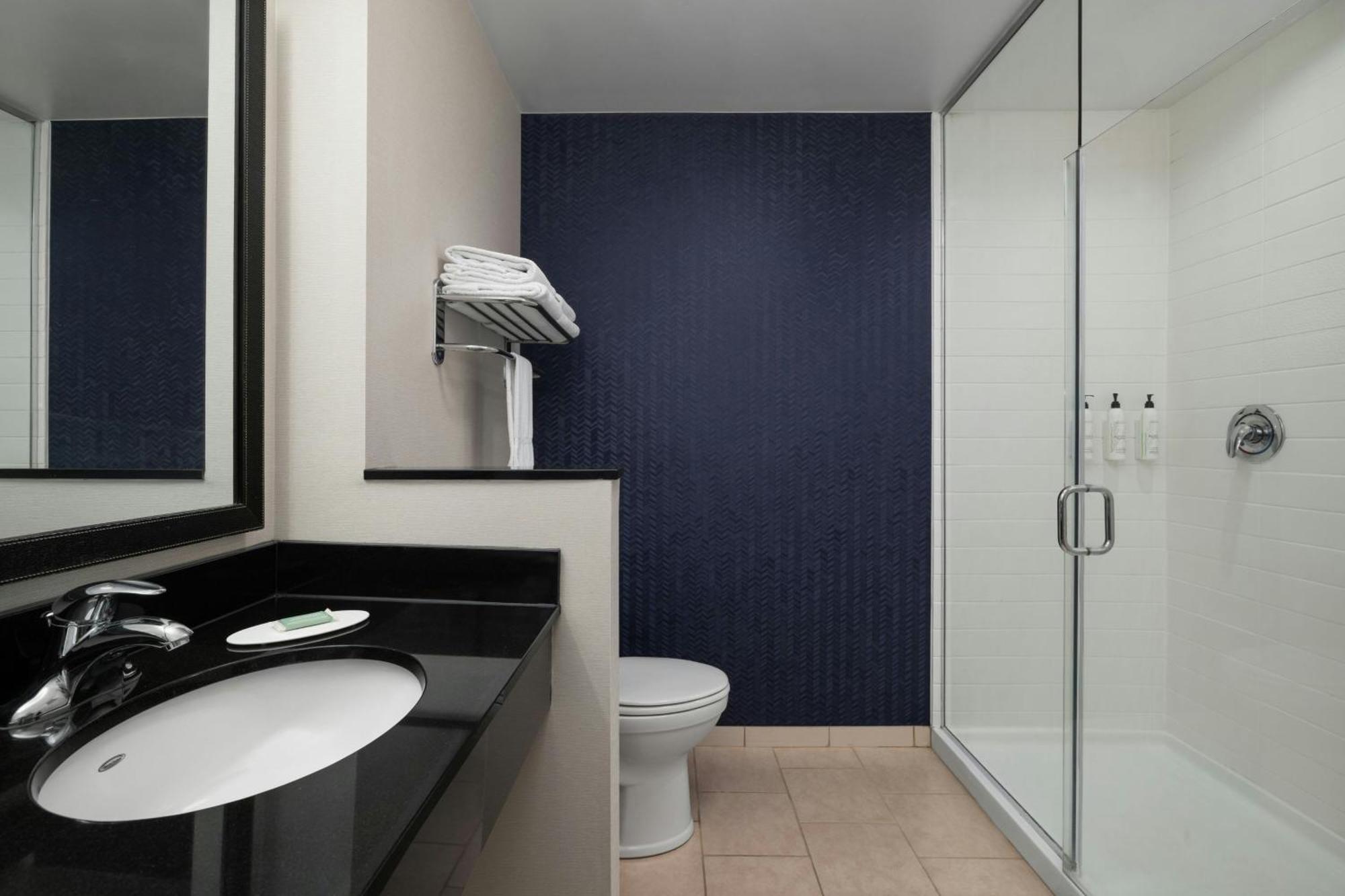 Hotel Fairfield & By Marriott Island Waterfront