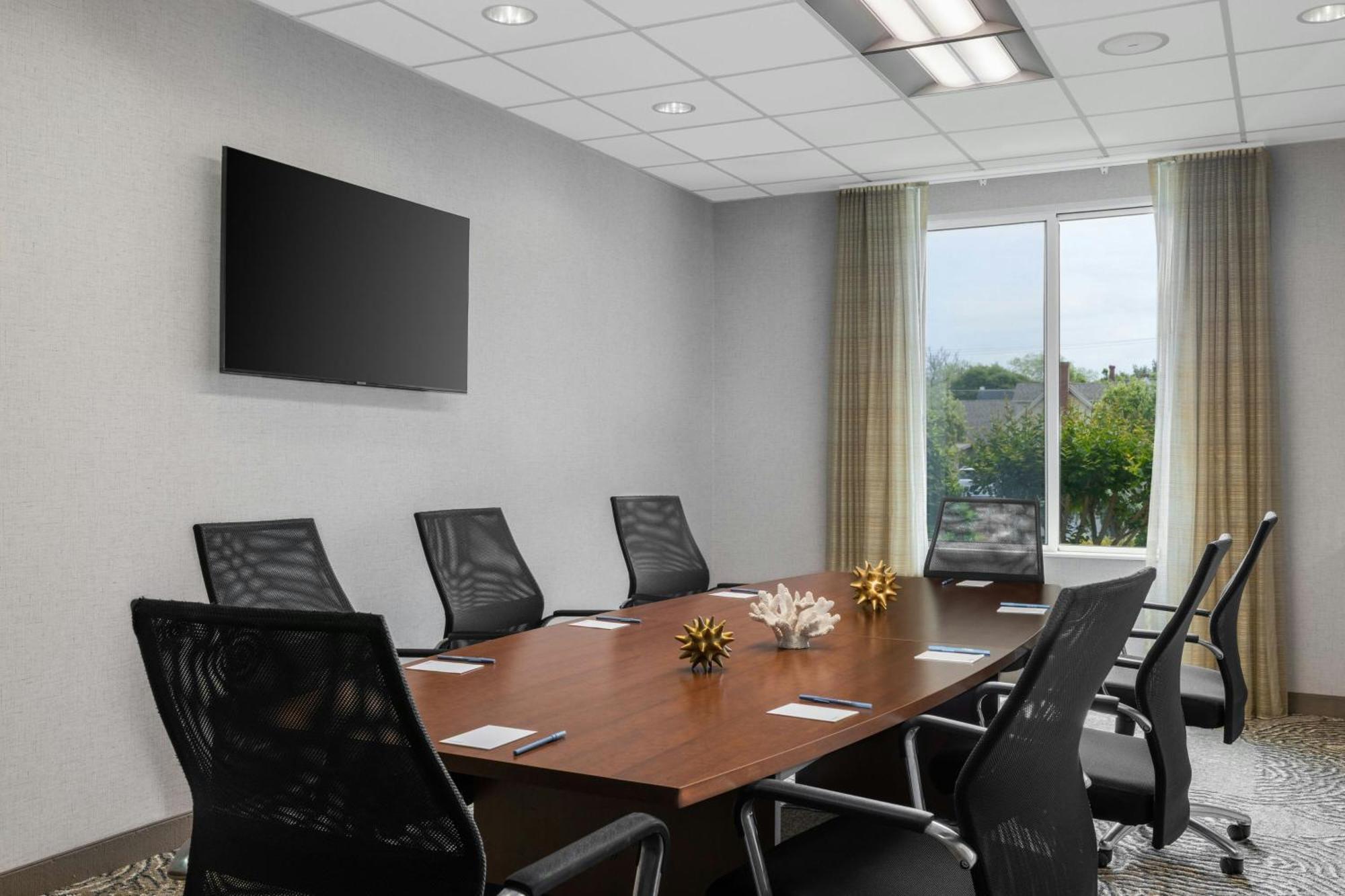 Fairfield & By Marriott Island Waterfront Hotel 3*